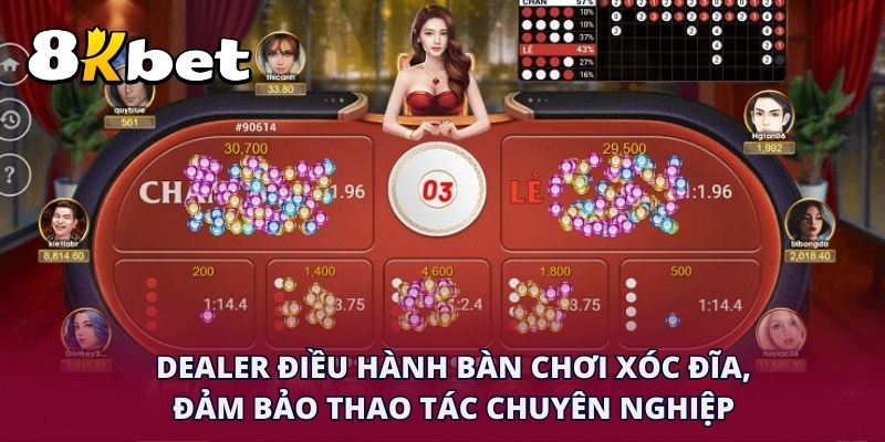 Dealer điều hành bàn chơi xóc đĩa, đảm bảo thao tác chuyên nghiệp